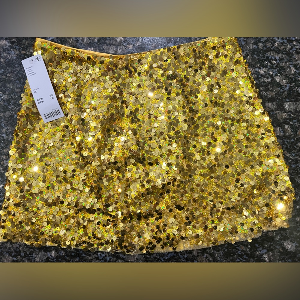NWT XS URBAN OUTFITTERS GOLD MINISKIRT. BRAND NEW, NEVER WORN. ￼